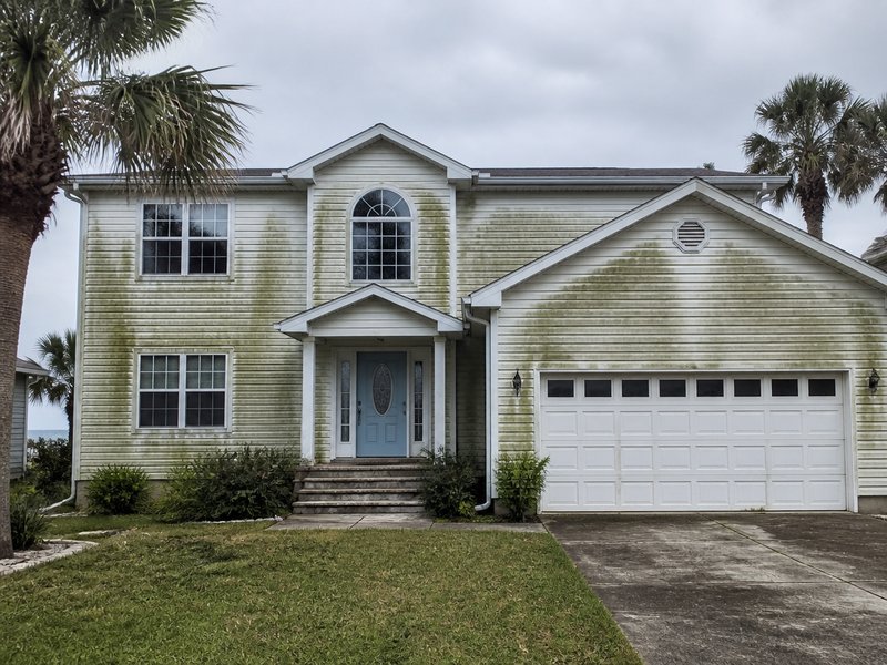 Palm Harbor, FL house washing before cleaning - Hardie board exterior
